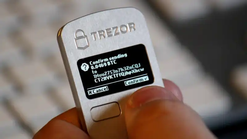 Hardware wallet met transactie op display
